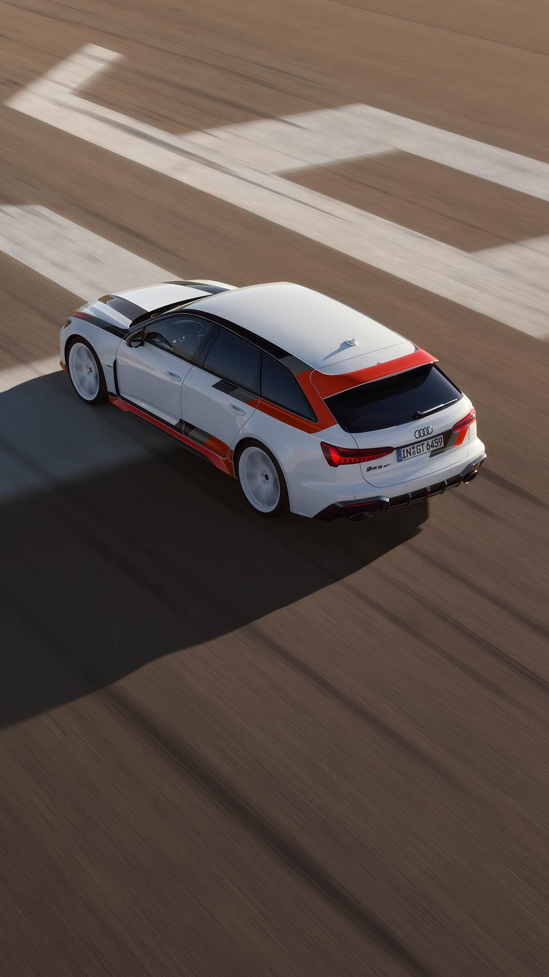 Side and front view Audi RS 6 Avant GT