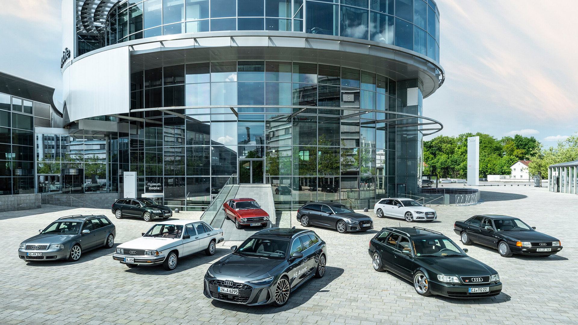 Nueve generaciones de éxito: el nuevo Audi A6 se encuentra con sus mayores