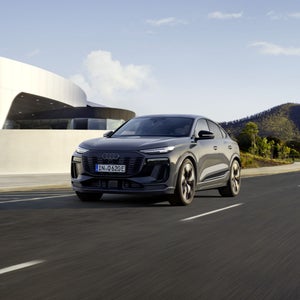De Q6 Sportback e-tron rijdt langs de kust.