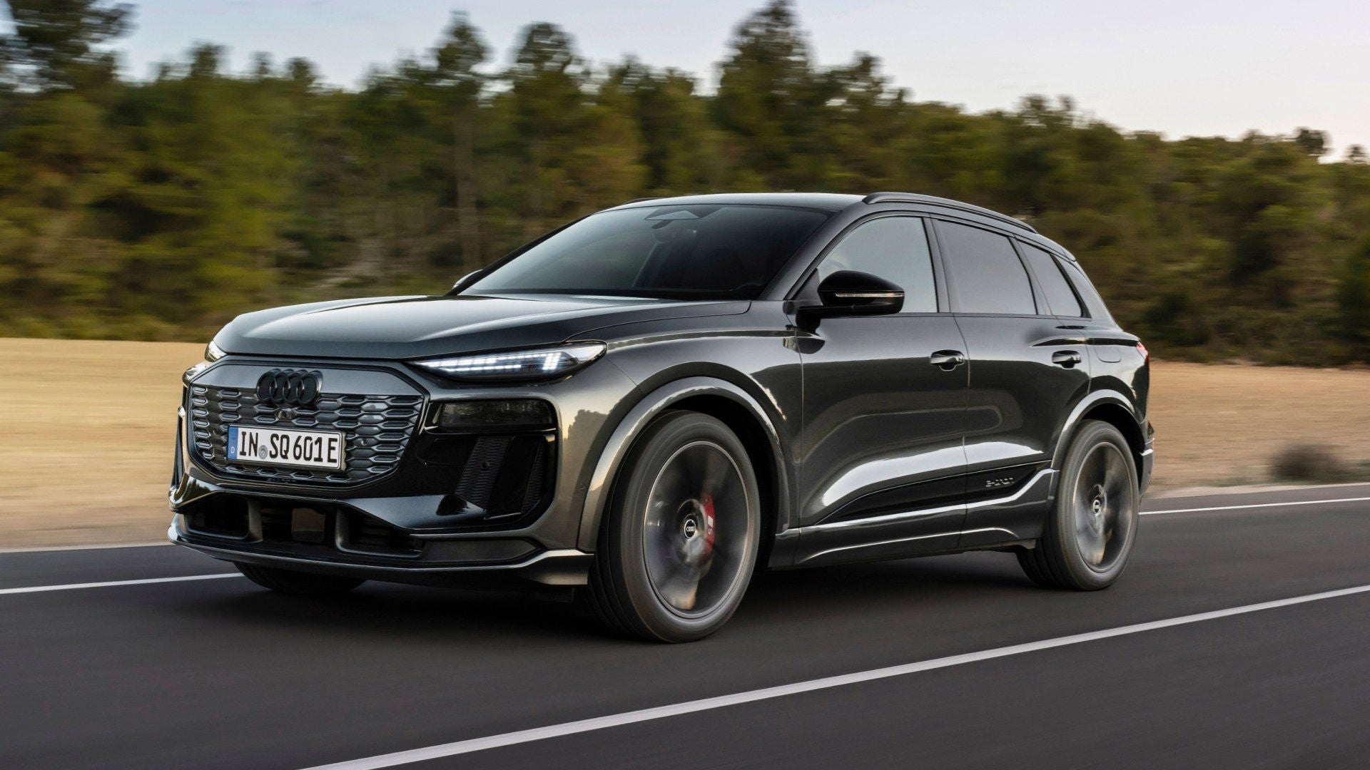 Ein Audi SQ6 e-tron fährt auf einer Straße.