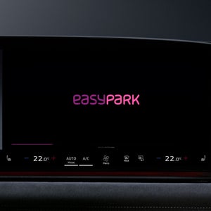 Nahaufnahme eines Displays im Fahrzeuginnenraum. Abgebildet ist groß das EasyPark-Logo.