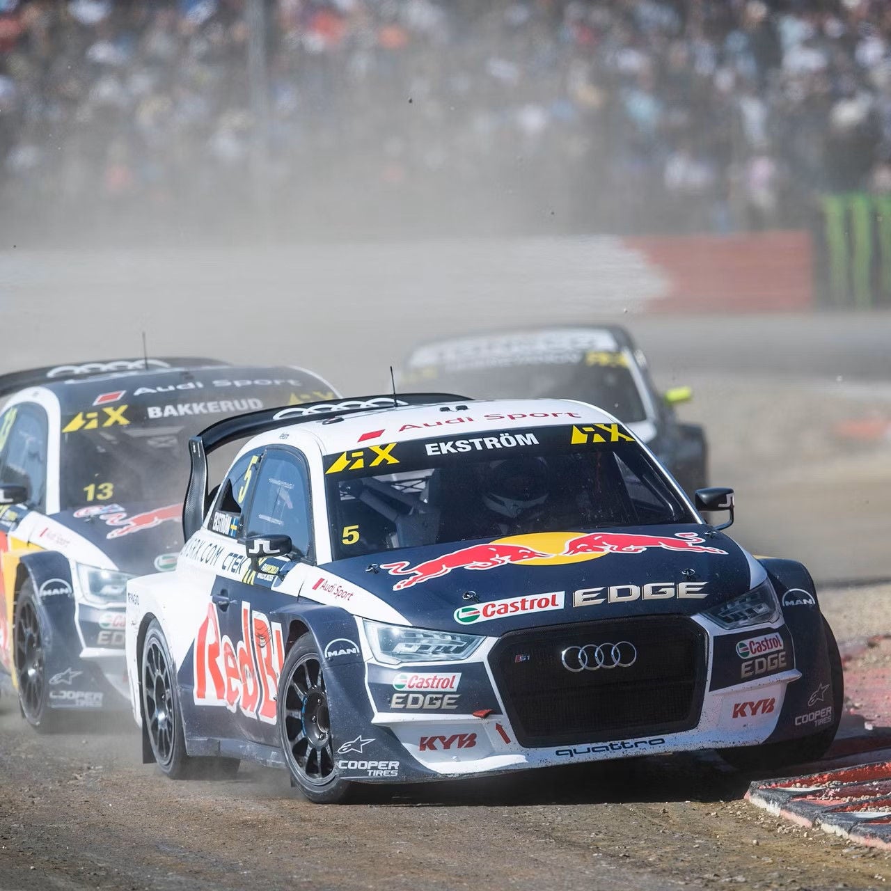 Mattias Ekström i sin rallycrossbil på banan.