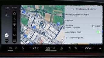 Grande cockpit digital com mapa de navegação e funções de controle no interior de um Audi.