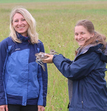 Verena Auernhammer und Rebekka Leiß mit Brachvogelküken