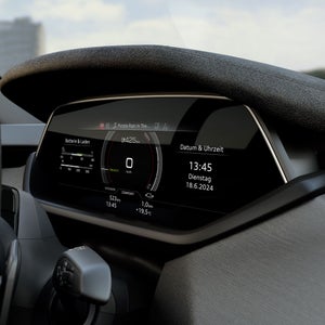 Nahaufnahme des digitalen Cockpits eines Audi S e-tron GT mit Tachometer, Batteriestatusanzeige und Datum/Uhrzeit. Das Display zeigt eine verbleibende Reichweite von 425 km und spielt das Lied „Purple Rain“.