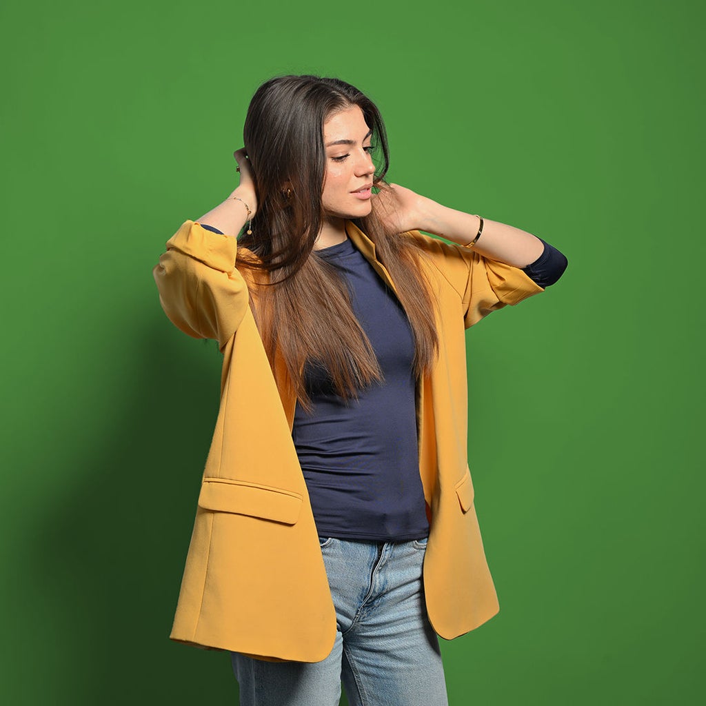 Emilia schaut nach rechts und hat zwei Hände am Kopf