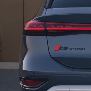 Nahaufnahme der hinteren, linken Heckleuchte des S6 Avant e-tron.