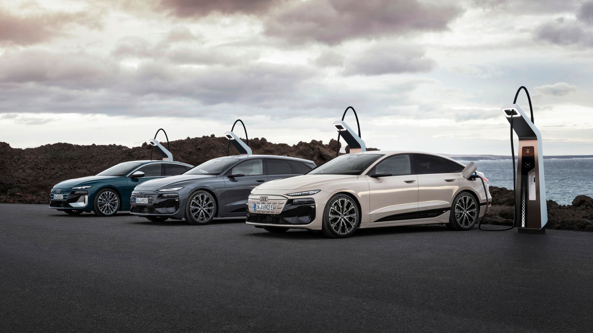 Verschillende Audi A6 e-tron modellen zijn aan het opladen bij een laadpunt.