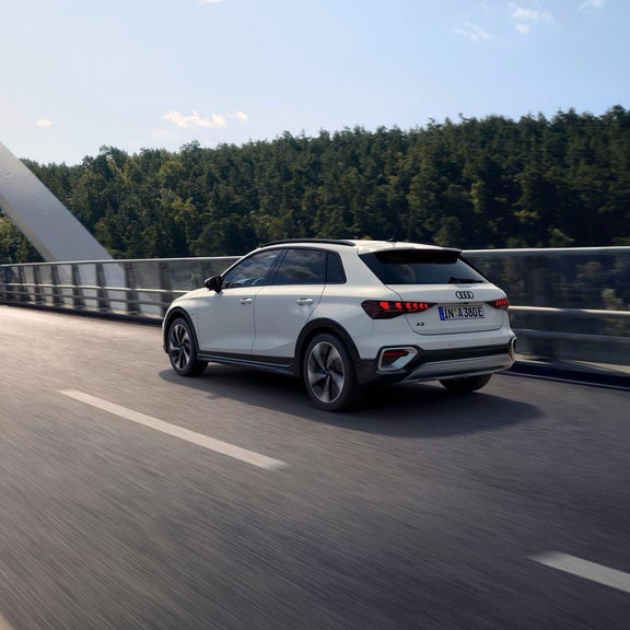 Foto de un coche híbrido enchufable de Audi.