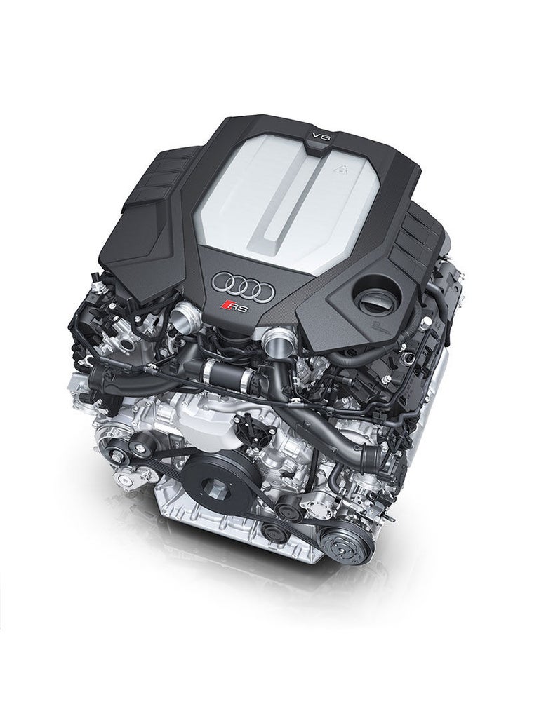V8-Motor mit Audi RS-Logo, sichtbar von schräg oben auf weißem Hintergrund.
