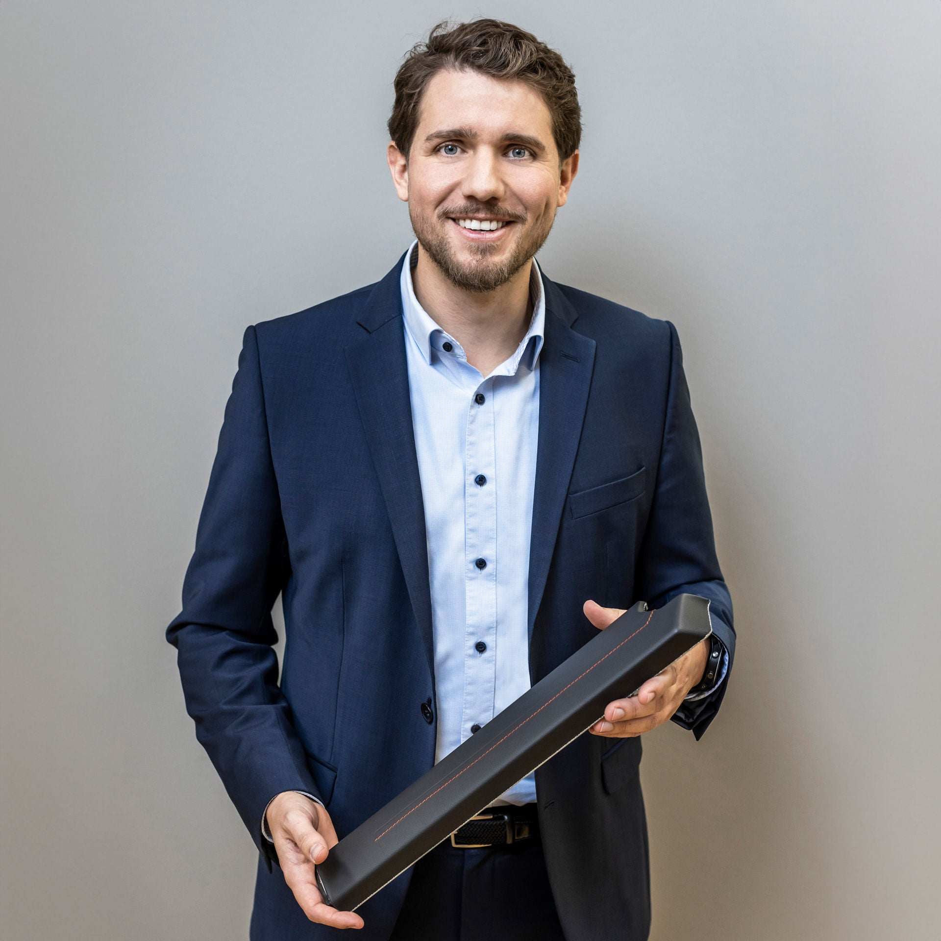 Kai Schauerte in portrait with a component in his hands