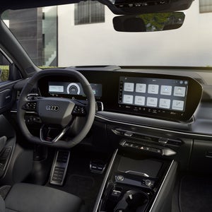 Das Cockpit des Q3 SUV e-hybrid mit Fokus auf die Fahrerarmatur und das Panoramadisplay.