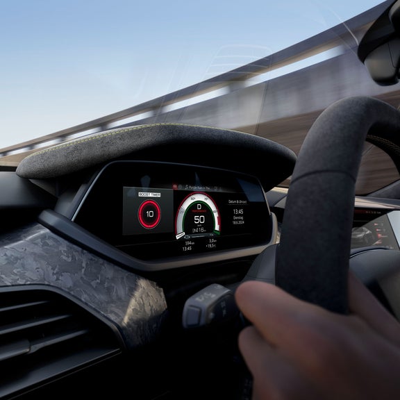 Digitales Cockpit eines Audi RS e-tron GT performance zeigt Geschwindigkeit, Boost-Timer und Restreichweite während der Fahrt.