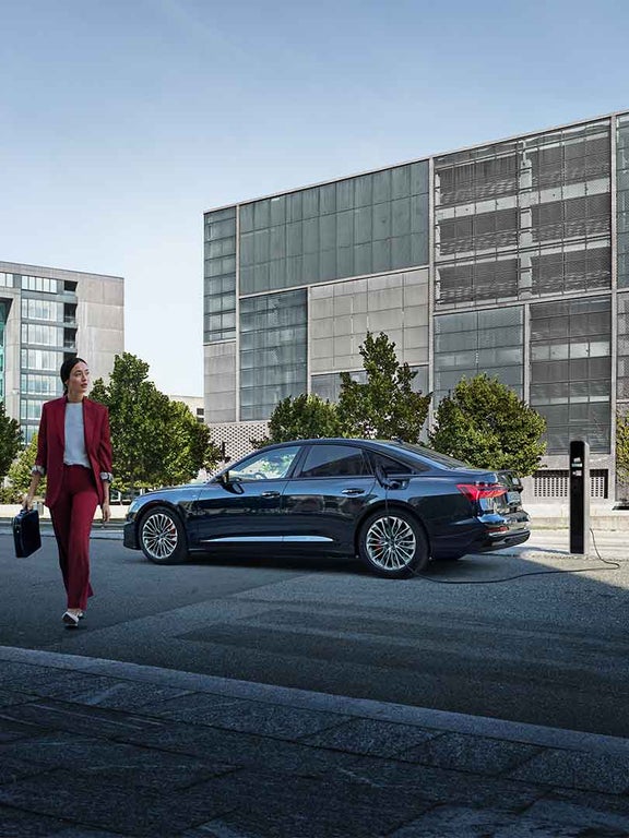 Audi A6 TFSIe híbrido enchufable cargando en un punto de recarga  