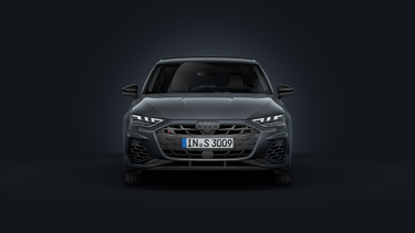 Der Audi S3 Sportback steht auf dunklem Hintergrund.