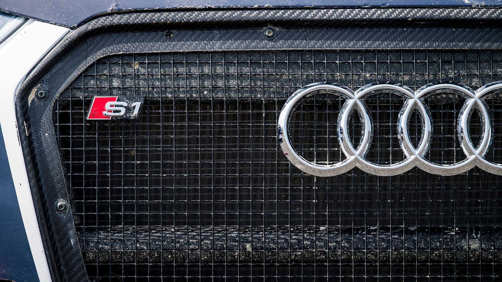 Das Foto zeigt die Front eines Audi Rallycross-Autos.