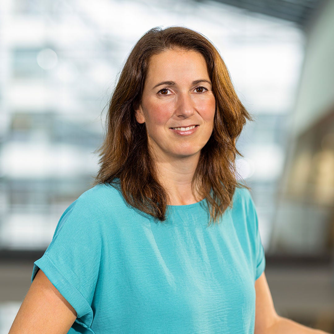 Meike smiles at the camera and wears a light blue T-shirt