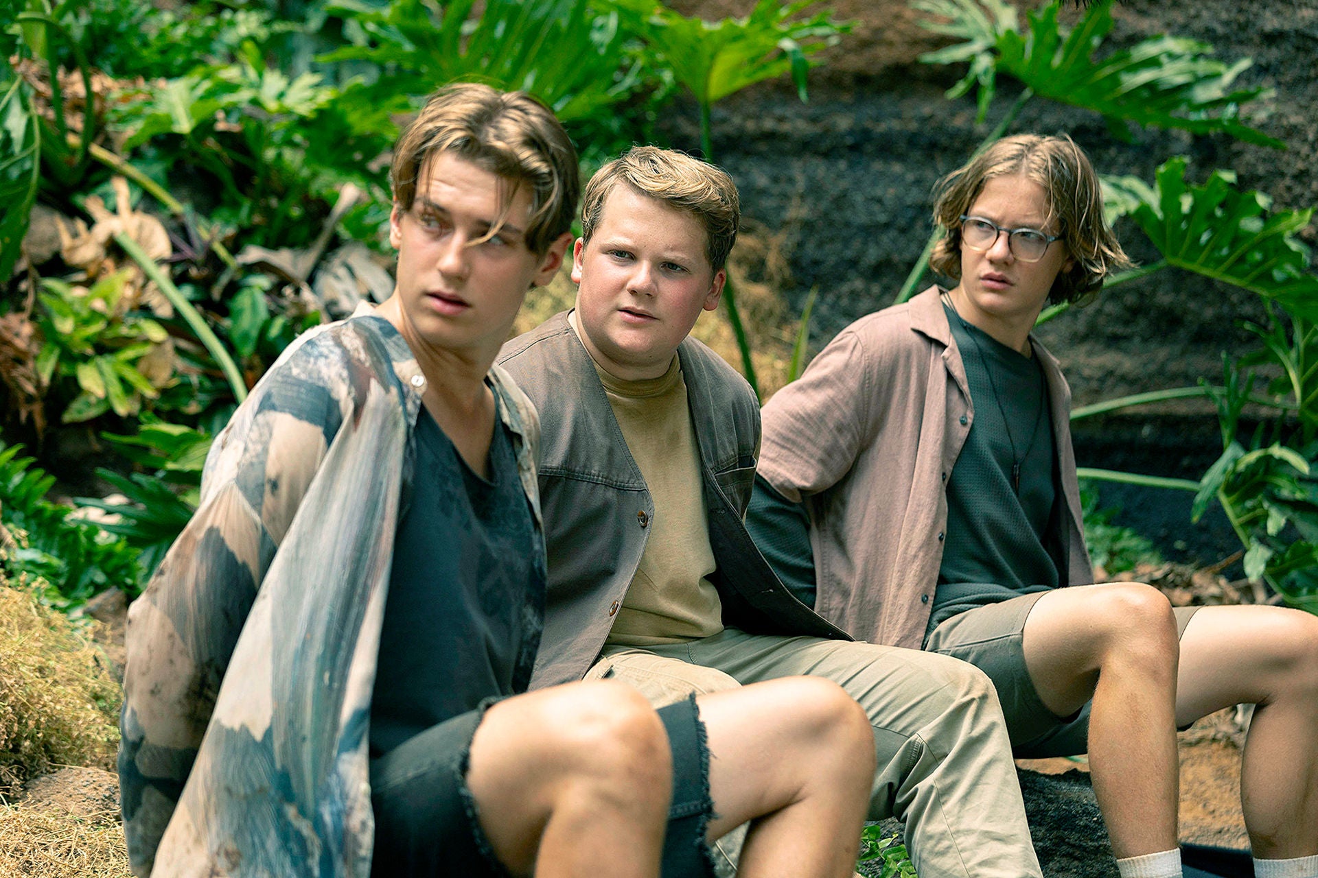 Die drei englichen Möchtegern-Detektive sitzen auf einer Insel mit auf dem Rücken gefesselten Händen.