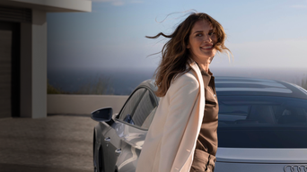 Kvinne foran en Audi