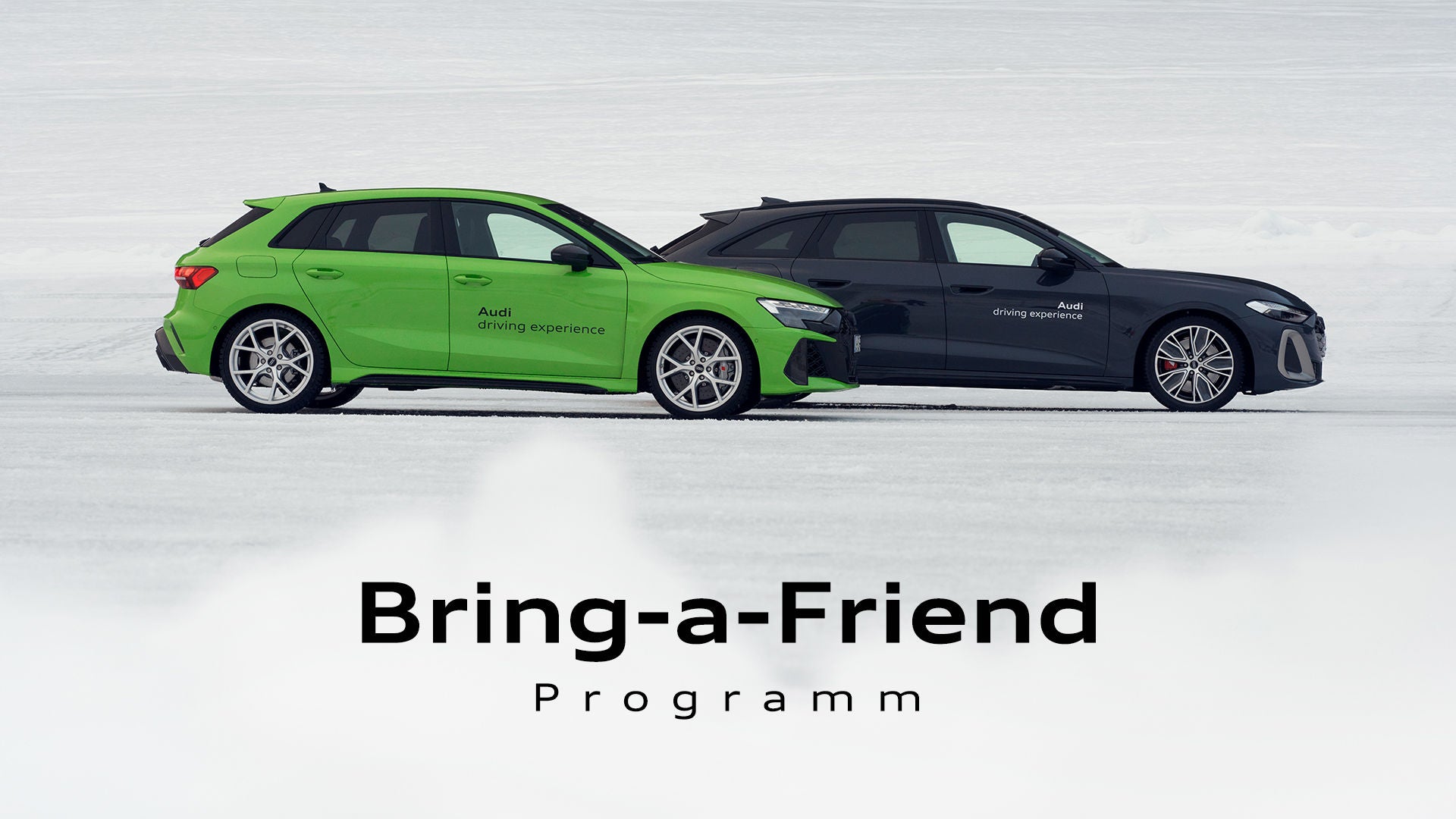Ein grüner und ein schwarzer Audi fahren über eine verschneite Fläche, darunter steht  mit schwarzer Schrift der Schriftzug "Bring-a-Friend Programm".