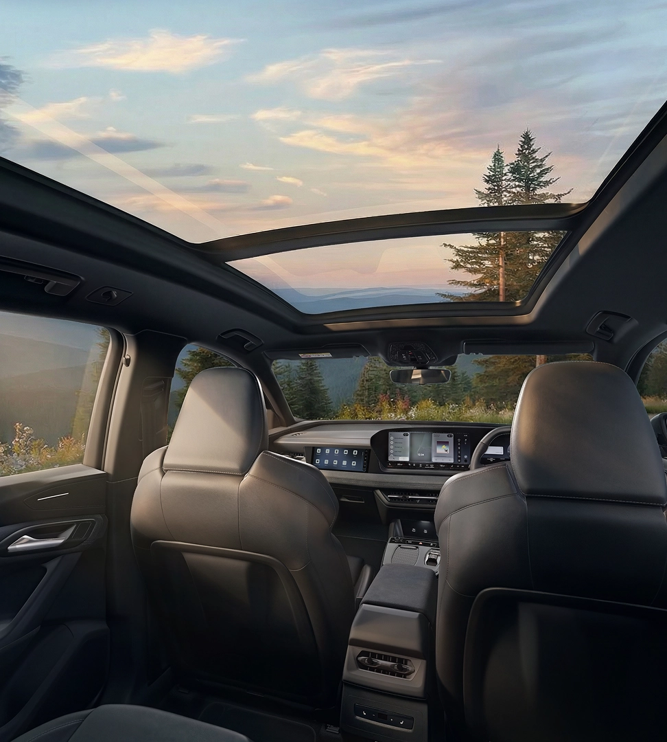 The interior of the Q6 SUV e-tron from the perspective of the boot. The focus is on the panoramic sunroof.