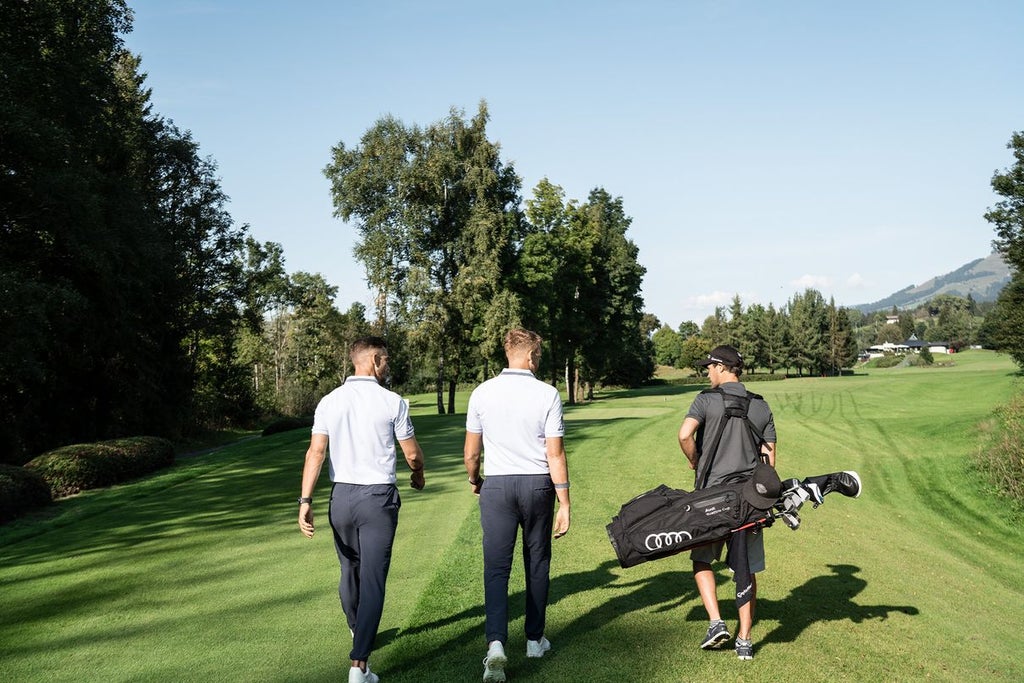 Andy Proudman, Piers Ward et un élève sur le parcours de golf de Kitzbühel, en Autriche, où ils ont participé à la finale mondiale de l'Audi quattro Cup 2021.
