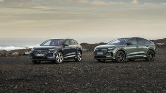 Q4 e-tron in Lavendelgrau, Q4 Sportback e-tron in Salbeigrün Metallic, Outdoor-Standaufnahme