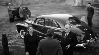 Thomas Mann und seine Tochter Erika stehen vor einer wuchtigen Limousine bei ihrer Ankunft in Deutschland.