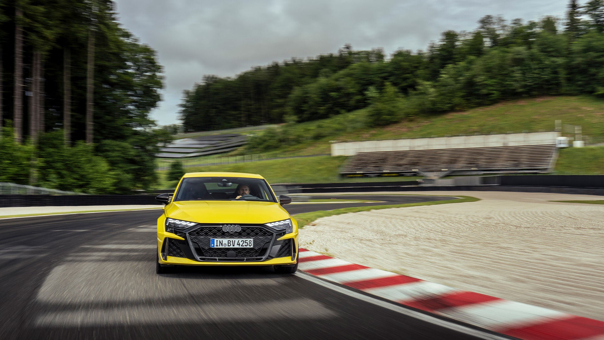 Un coche Audi Sport en un curso de conducción Audi driving experience.