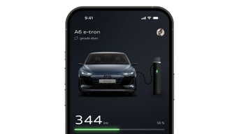 Ein Smartphone zeigt die Ladeinformationen eines Audi A6 e-tron