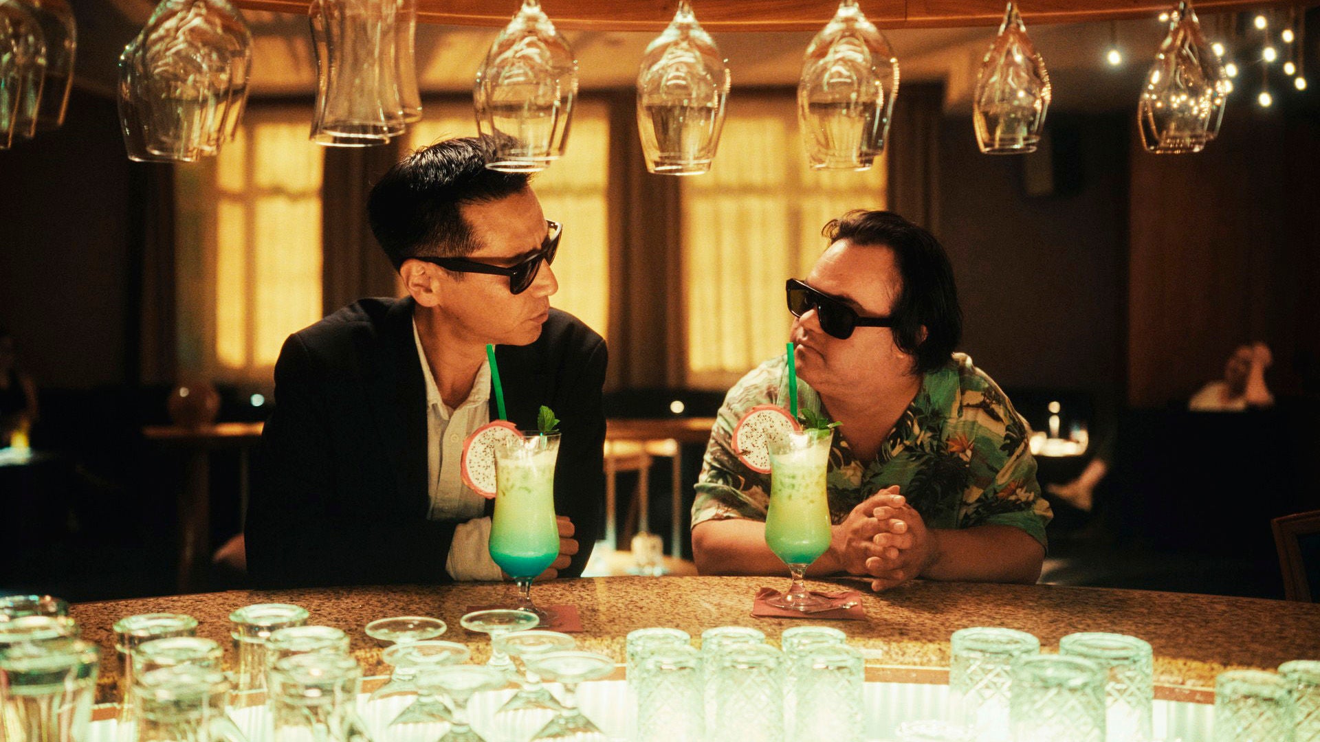 Stefan Busch und ein Freund trinken an einer Bar Cocktails.