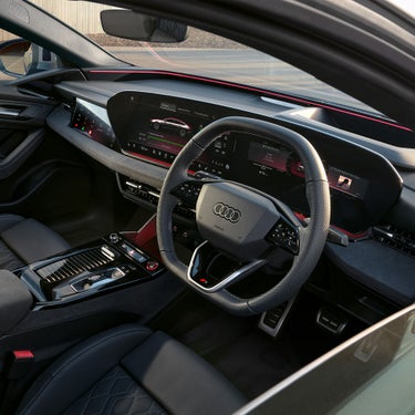 人と車が心地よくつながり、走りを堪能できるコックピット