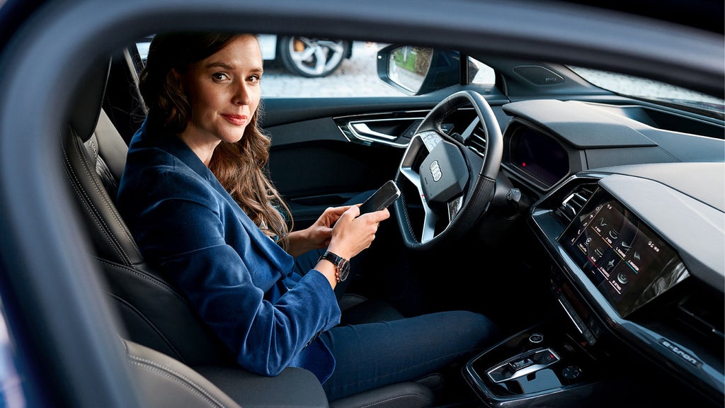 Sunnie Groeneveld sitzt im Auto.