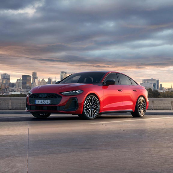 Rode Audi A5 Berline e-hybrid op een parkeerplaats