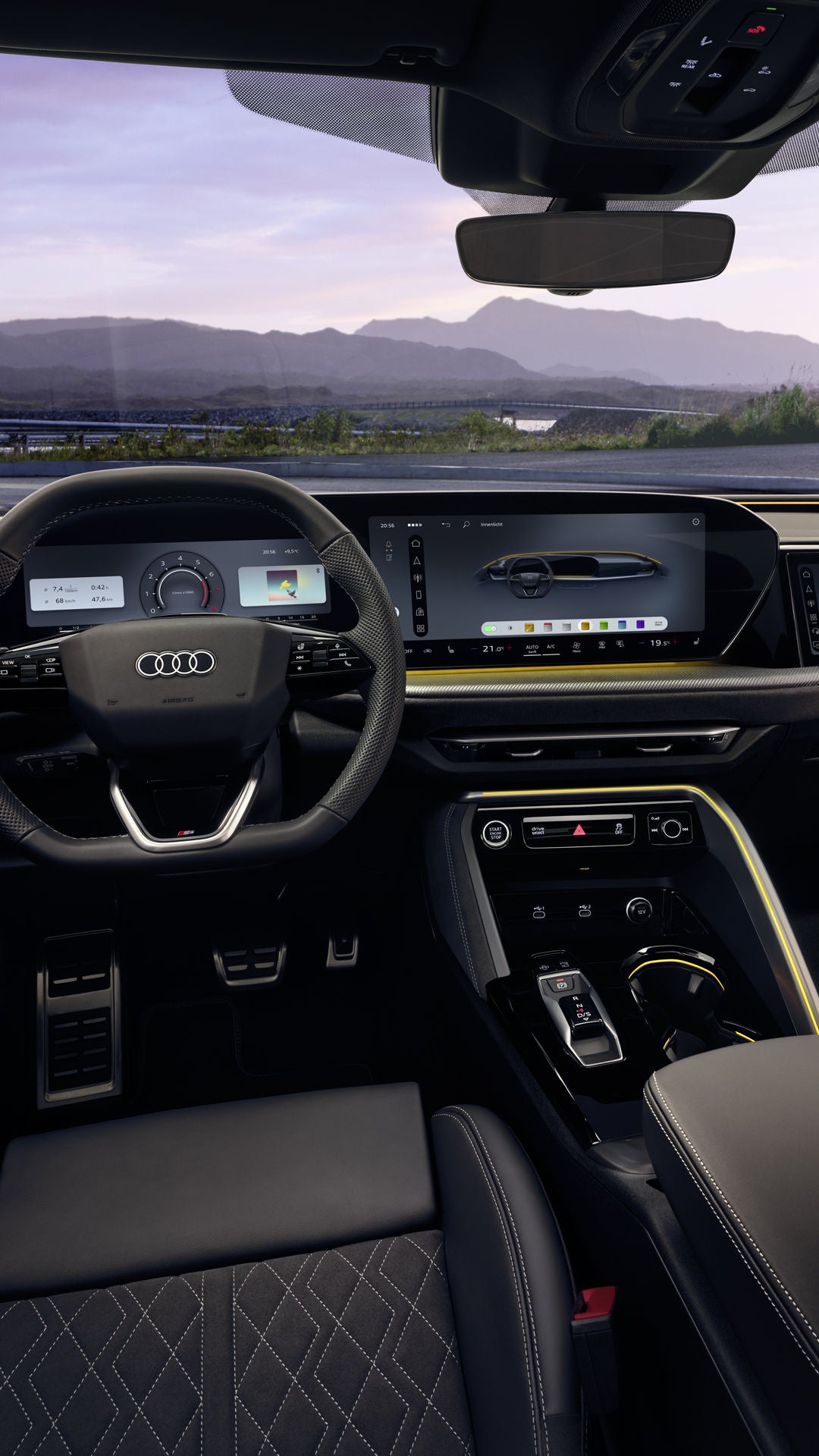 Blick in das Cockpit des Q5 Sportback aus Sicht des Fahrers. Zu sehen sind unter anderem das MMI touch-Display und das Audi virtual Cockpit hinter dem Lenkrad.