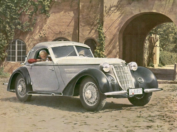 Aufnahme des Wanderer W 25 K vor einem steinernen Durchgang