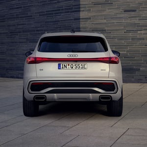 Digital OLED-teknik med bakljussignaturer, dynamiskt blinkljus och ljuslist.