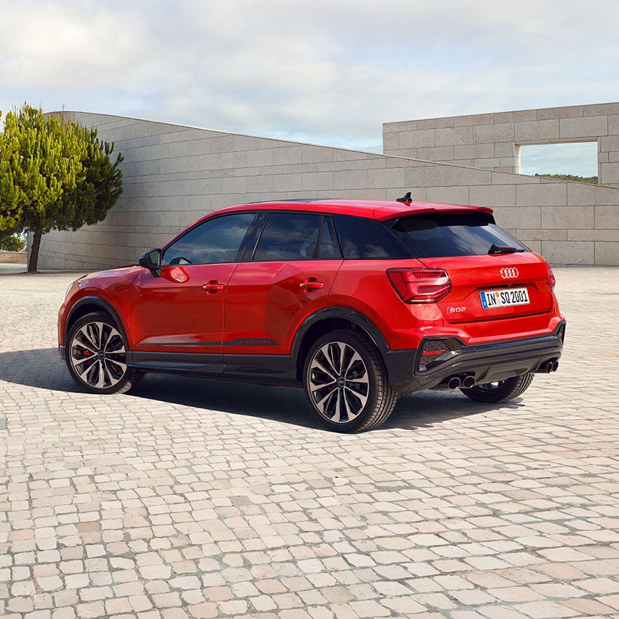 Vista 3/4 frontale di un'Audi Q2 della Gamma Business.