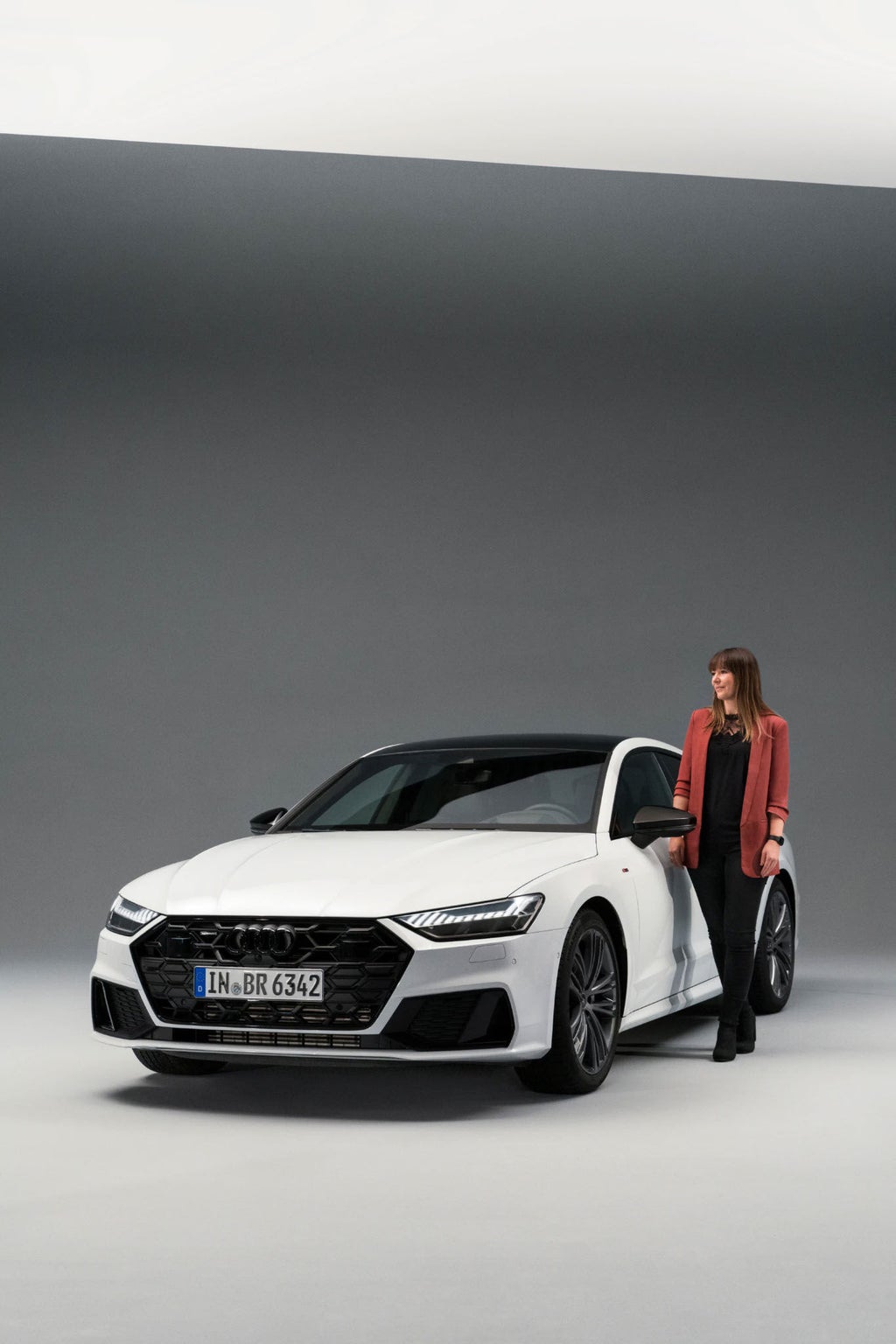 Stephanie Eckardt a côté de l'Audi A7 Sportback 