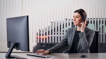 パソコンを操作しながら会話をするオペレーター