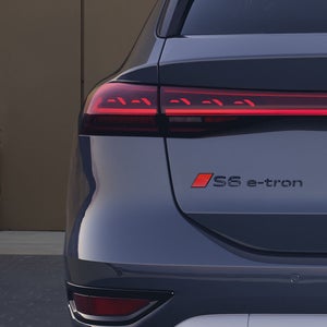 Nahaufnahme der hinteren, linken Heckleuchte des S6 Avant e-tron. #