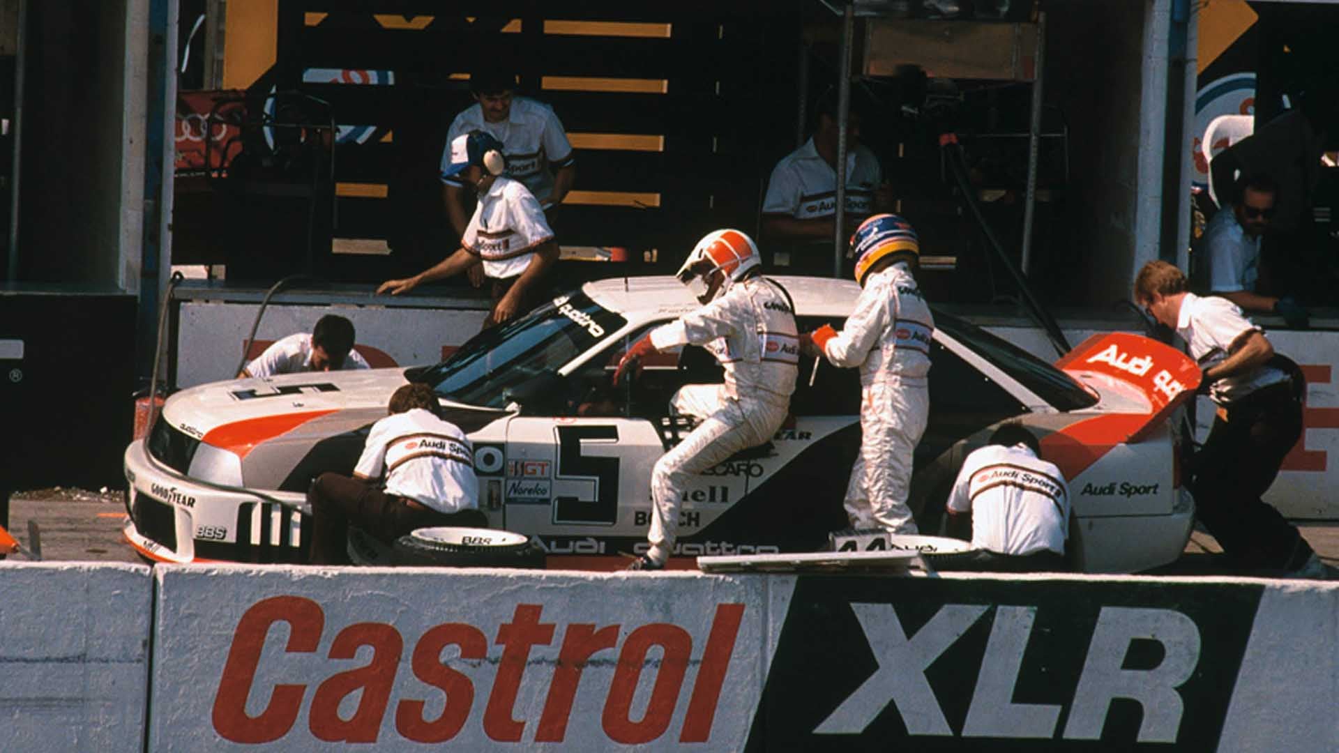 Das Foto zeigt einen Boxenstopp eines Audi 90 quattro IMSA GTO in Kanada 1989.