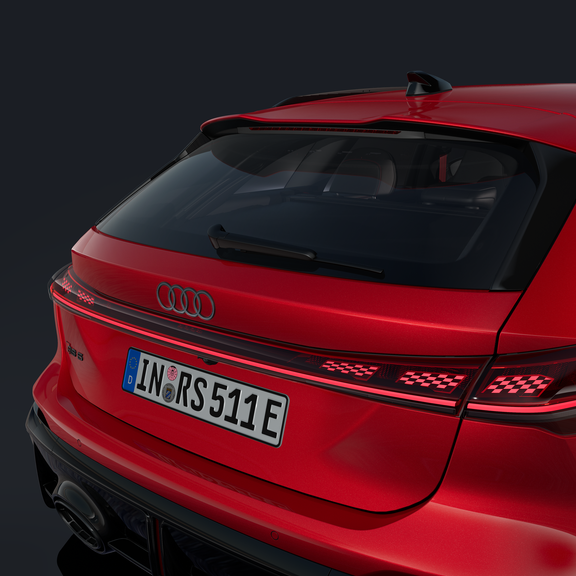 Nahaufnahme des Hecks mit Fokus auf die digitalen OLED-Heckleuchten des RS 5 Avant.