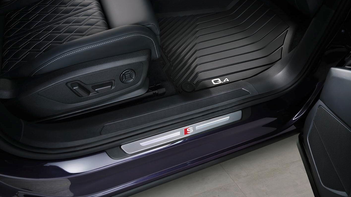 Belyste innstegslister med aluminiumsfelt foran med S logo