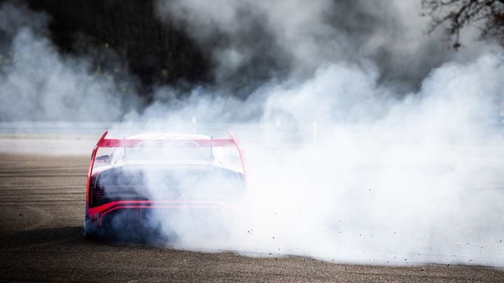 Malgré toute son expérience, Ken Block lui-même a d'abord dû tâter le terrain face à la puissance directe dégagée par cette Audi S1 e-tron Quattro Hoonitron¹ entièrement électrique.