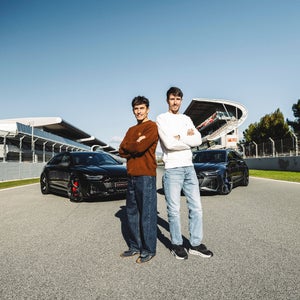 Foto de los hermanos Márquez con un modelo de Audi Sport cada uno.