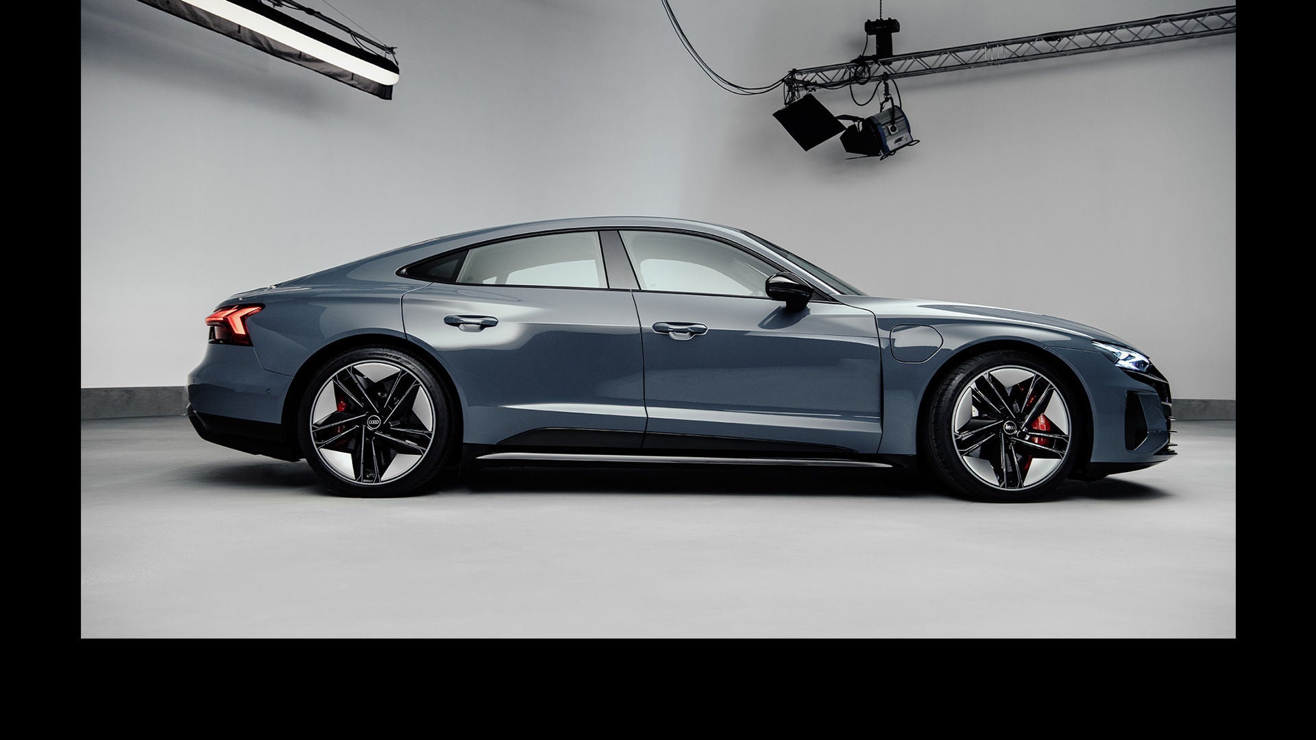 Audi RS e-tron GT i et fotostudio. 
