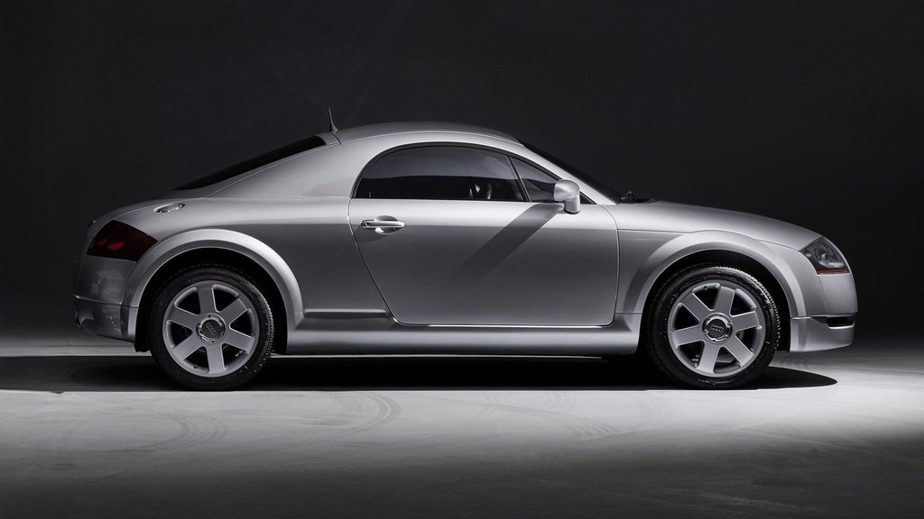 Seitenansicht eines Audi TT-Models vor grauem Hintergrund.