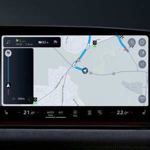 Nahaufnahme eines Displays im Fahrzeuginnenraum. Abgebildet ist der Ausschnitt einer digitalen Karte, auf der eine Gefahrensituation zu erkennen ist.