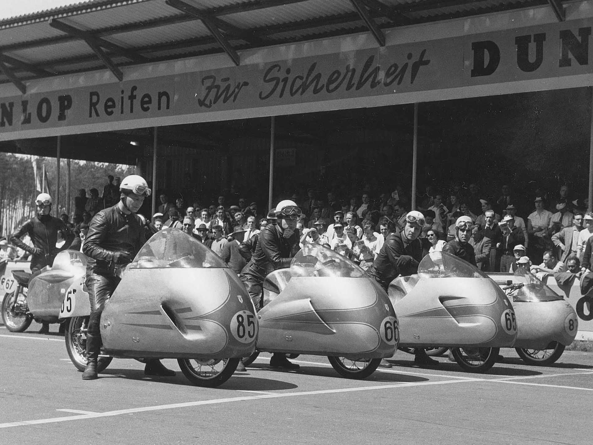 Das Foto zeigt den Start eines Motorrad-Rennens inklusive DKW-Motorrädern.